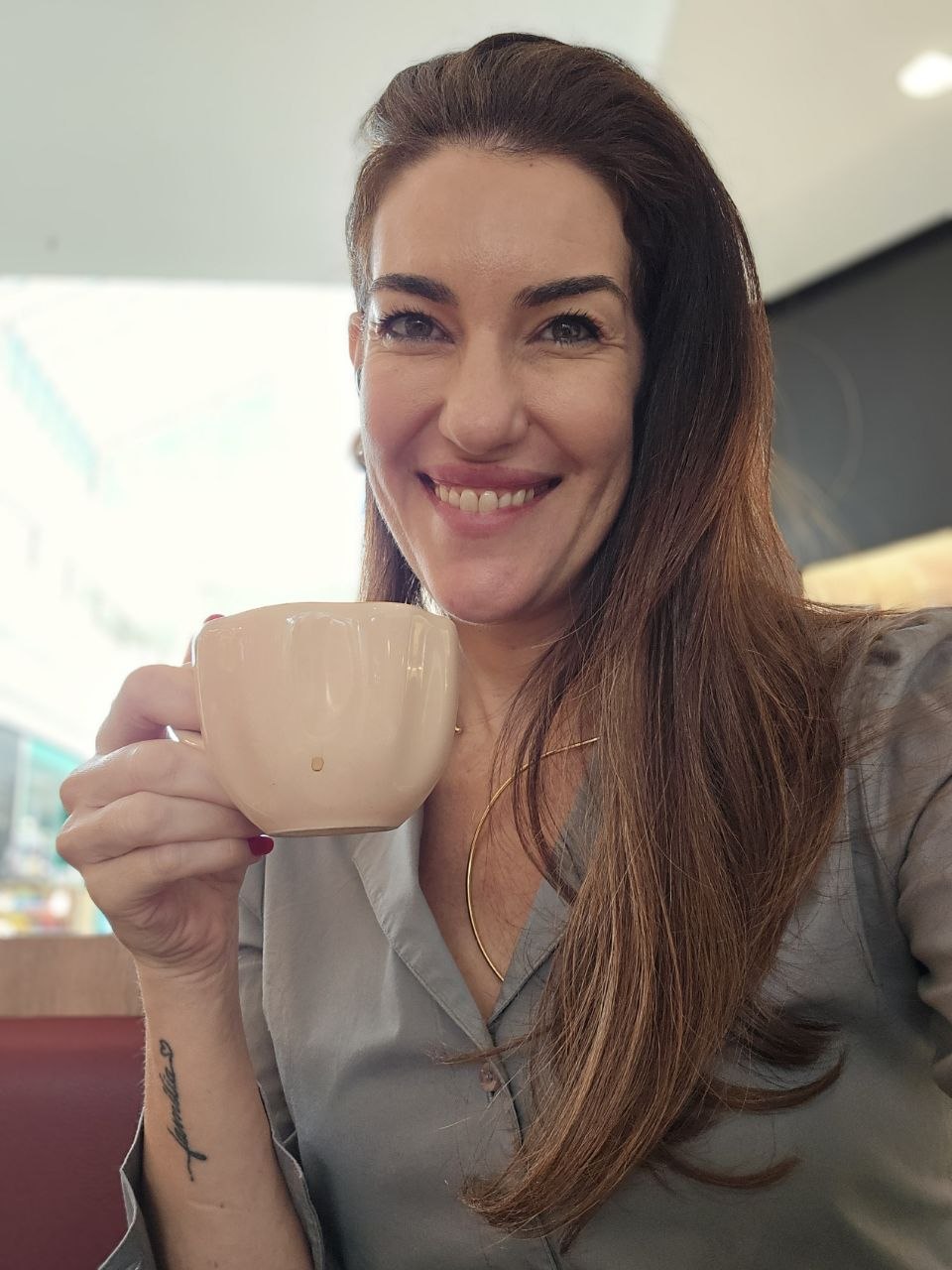 Lúcia Zamboni com xícara de café